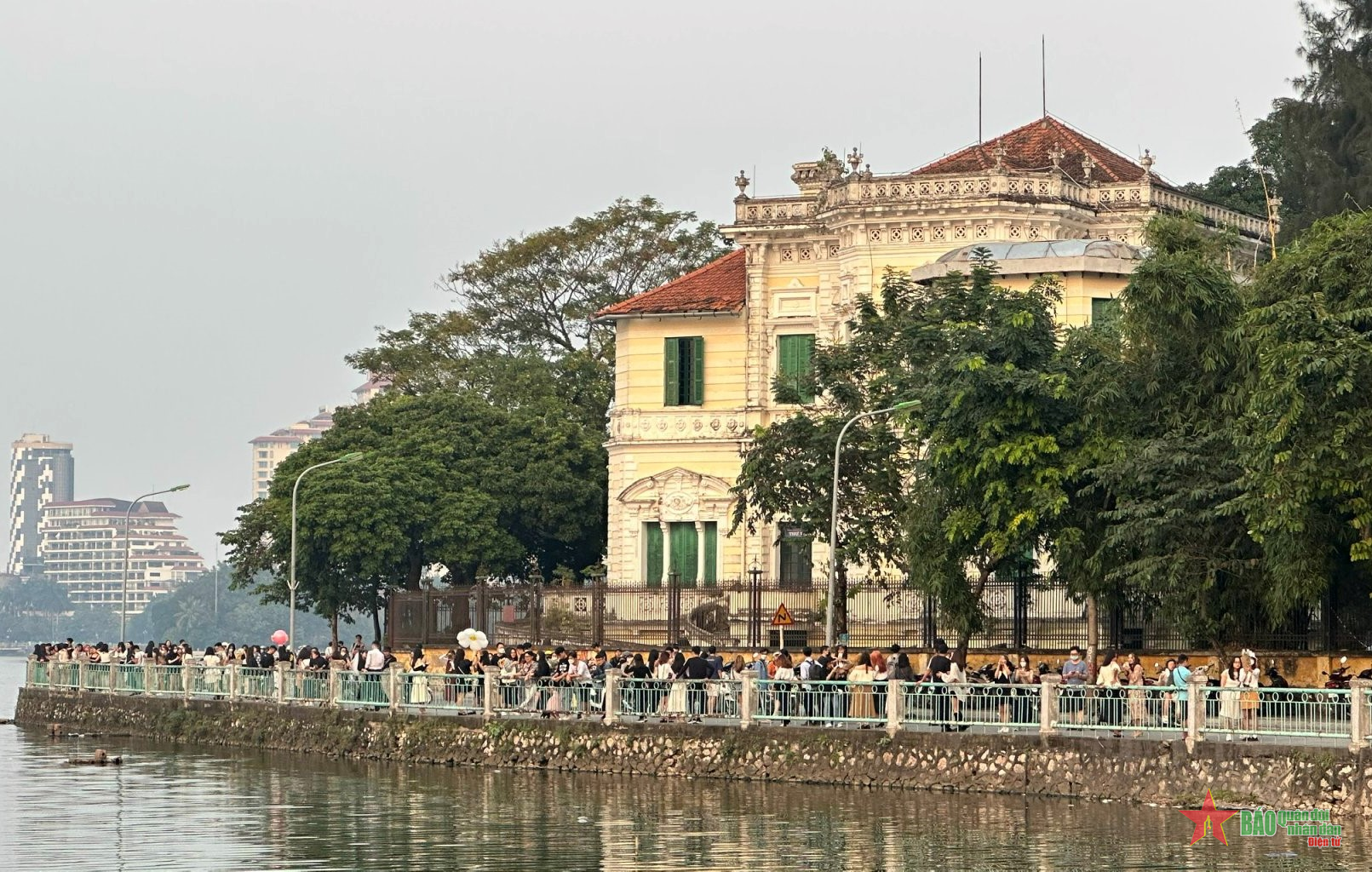 Hồ Tây đang khoác lên mình 